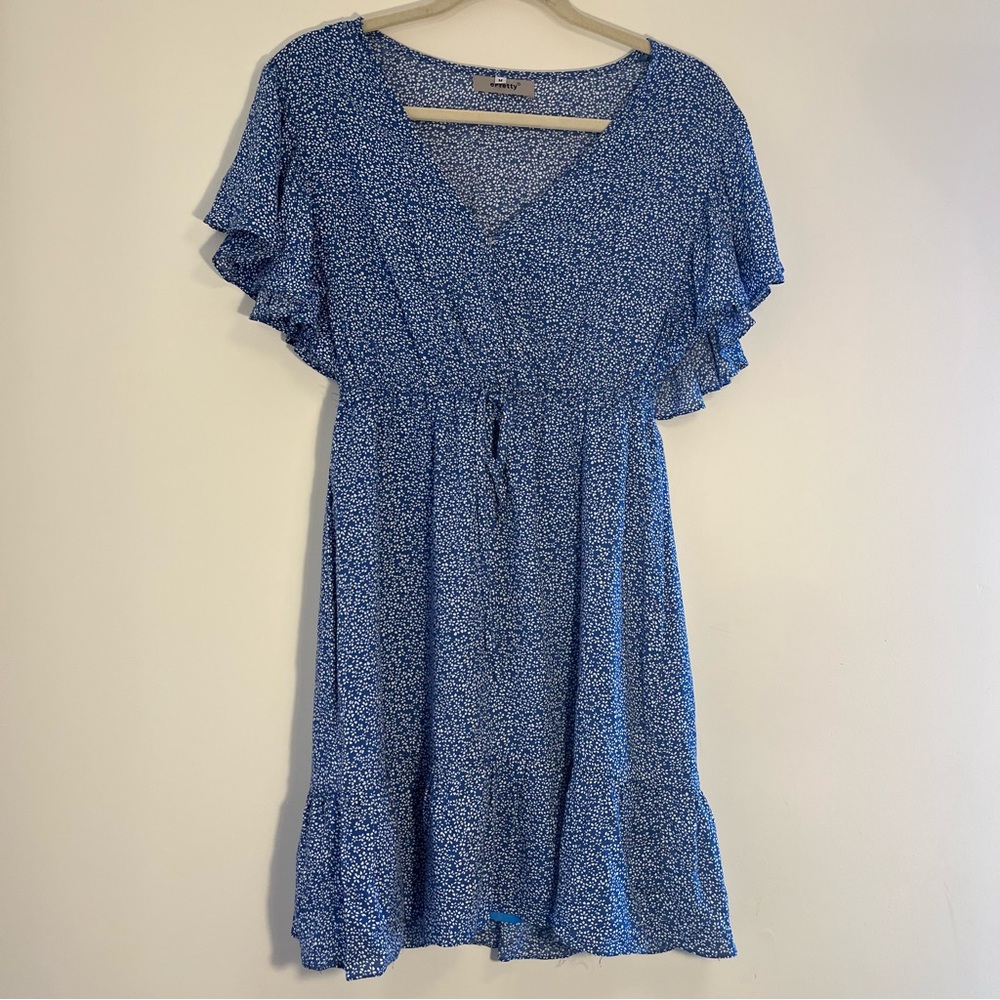 E pretty dress size M. Blue with white flowers. cute detail sleeve & tie waist.